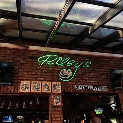 rileys-bar-grill-college-hangout-sportspub-exterior-downtown-chico-ca