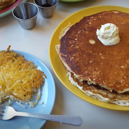 jenns-cafe-pancakes-short-stack-hash-browns_oroville-ca